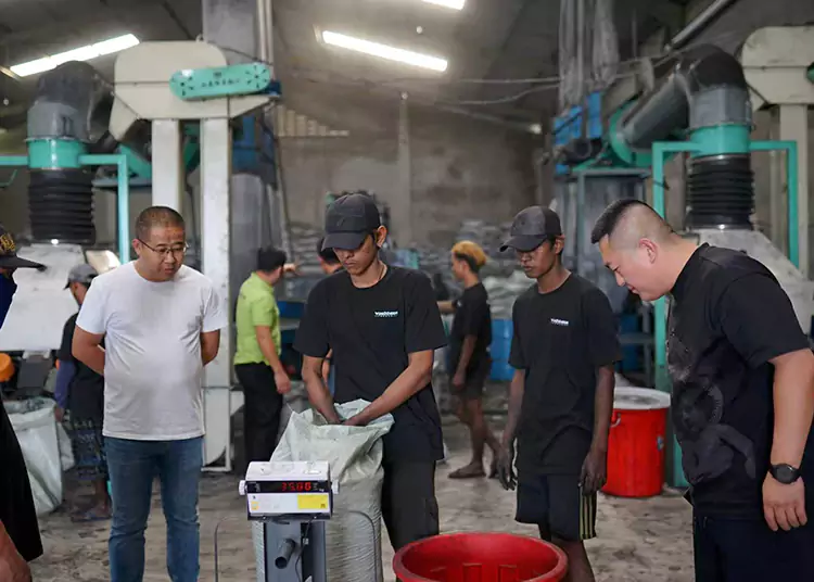 Visita approfondita alla fabbrica dei clienti indonesiani per il carbone attivo di guscio di noce di cocco: testimonianza della forza produttiva e della sincerità della cooperazione